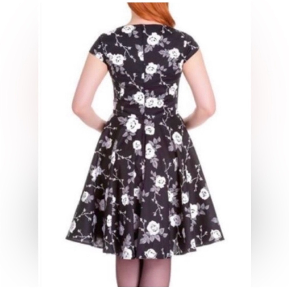 Hell Bunny Vixen's Natalia Rose Retro Rockabilly Swing Dress in Black/White.
L - Picture 3 of 7